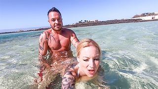 LOVERS MOUNTS IN THE OCEAN AND FILMS ITSELF WITH ACTIONCAM