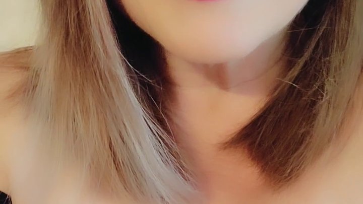 Sexy MILF Nikki Closeup Cellphone Dildo Play