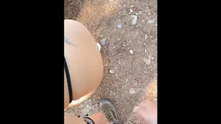 Allargo il Culo Stretto di Mia Moglie a Mare